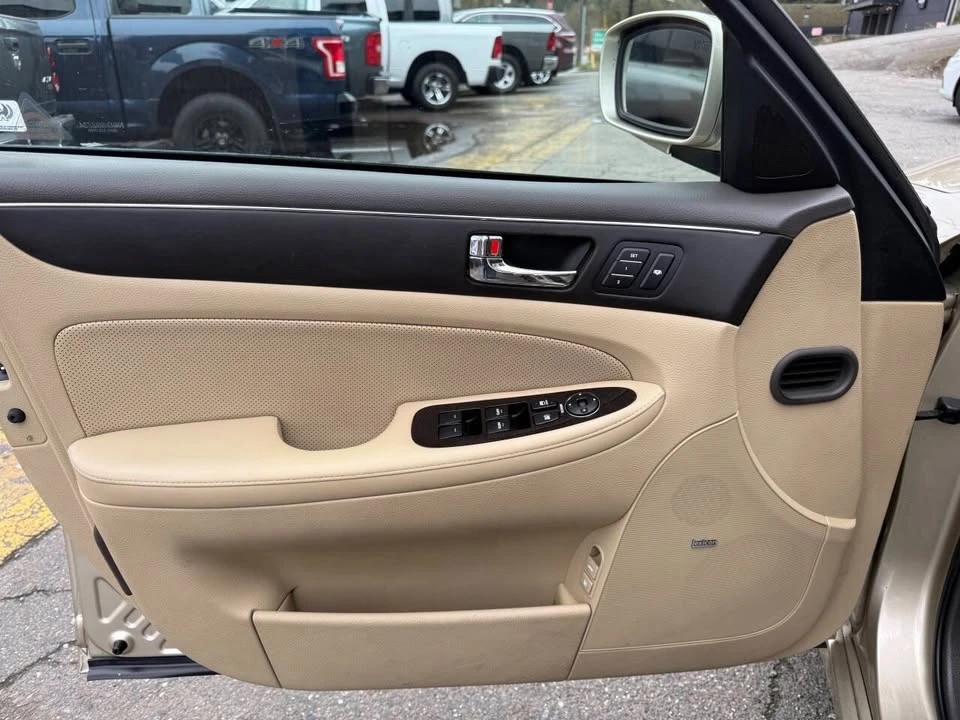 2010 Hyundai Genesis - Image 17 of 20