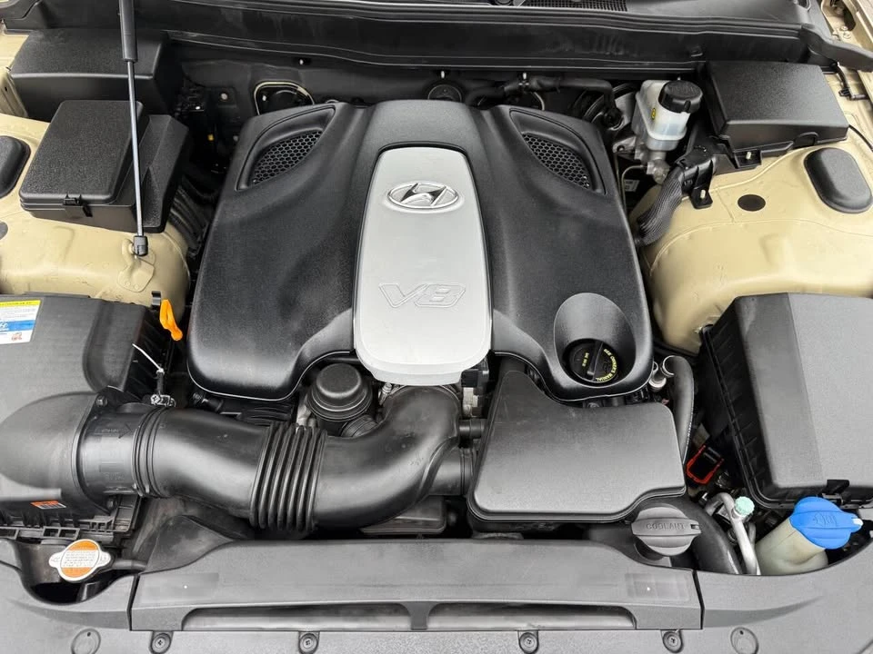 2010 Hyundai Genesis - Image 11 of 20