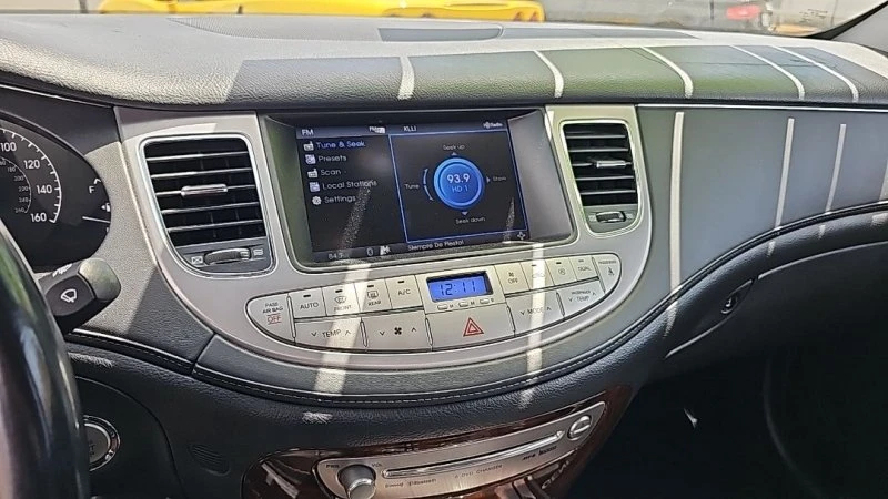 2010 Hyundai Genesis - Image 17 of 19