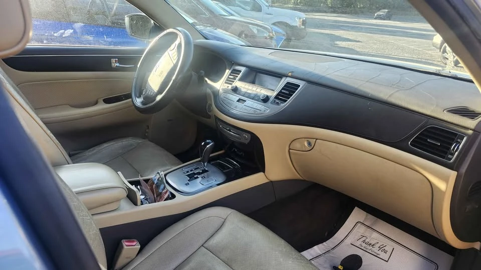 2010 Hyundai Genesis - Image 10 of 14
