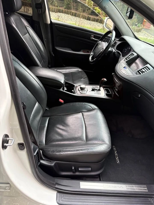 2010 Hyundai Genesis - Image 11 of 14