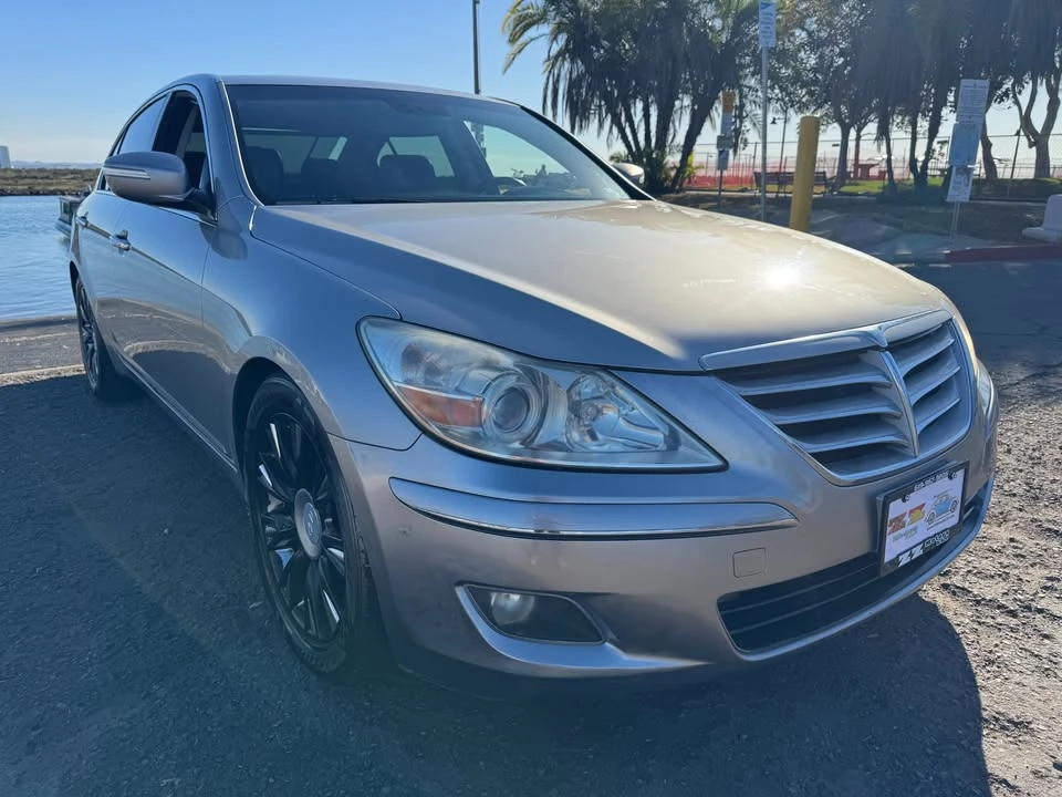 2010 Hyundai Genesis - Image 2 of 20
