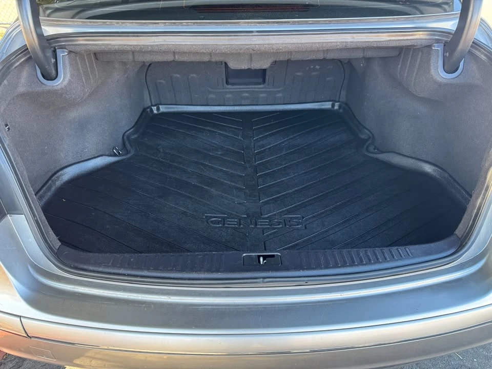 2010 Hyundai Genesis - Image 15 of 20