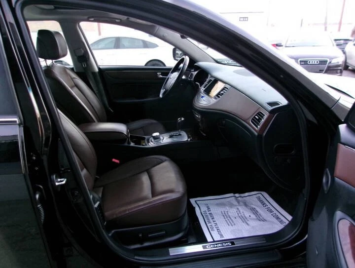 2010 Hyundai Genesis - Image 13 of 17