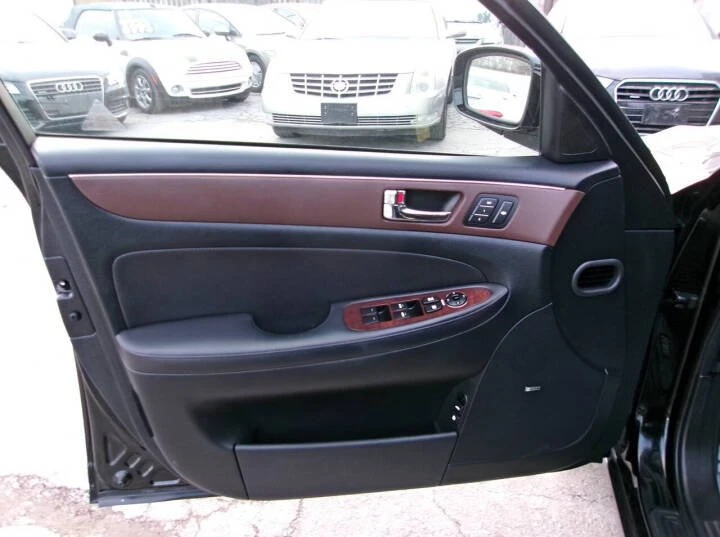 2010 Hyundai Genesis - Image 14 of 17