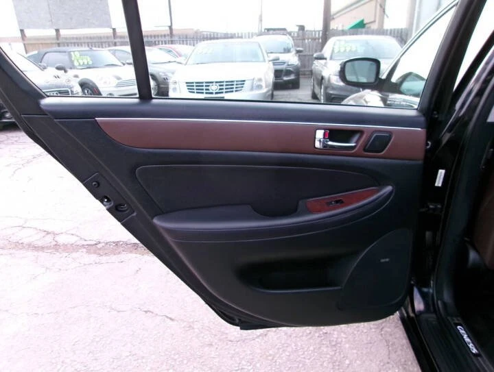 2010 Hyundai Genesis - Image 15 of 17