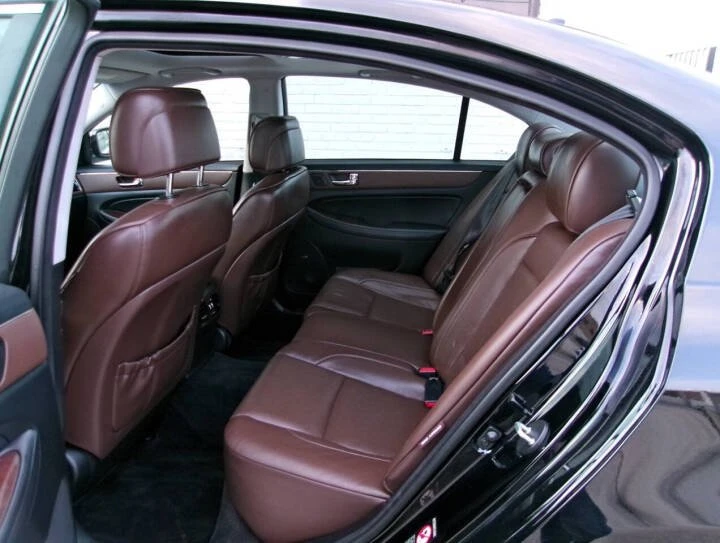 2010 Hyundai Genesis - Image 11 of 17
