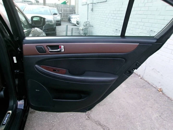 2010 Hyundai Genesis - Image 16 of 17