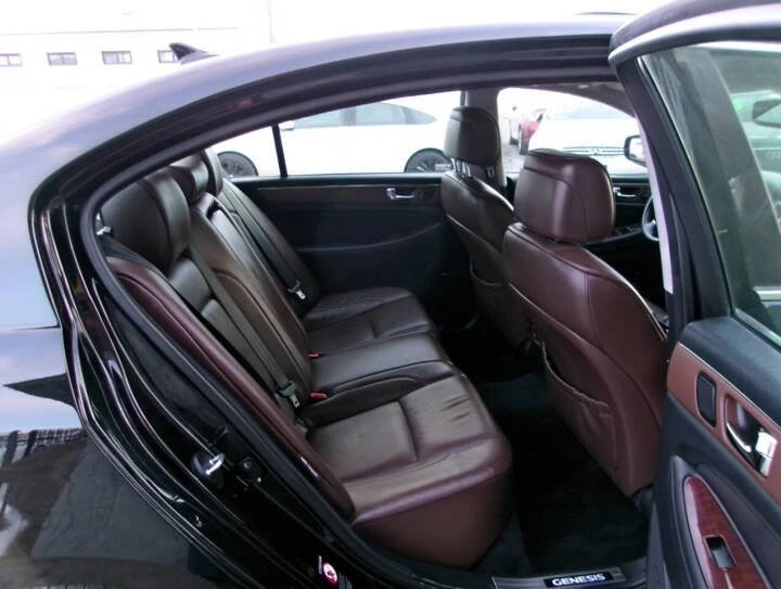 2010 Hyundai Genesis - Image 12 of 17