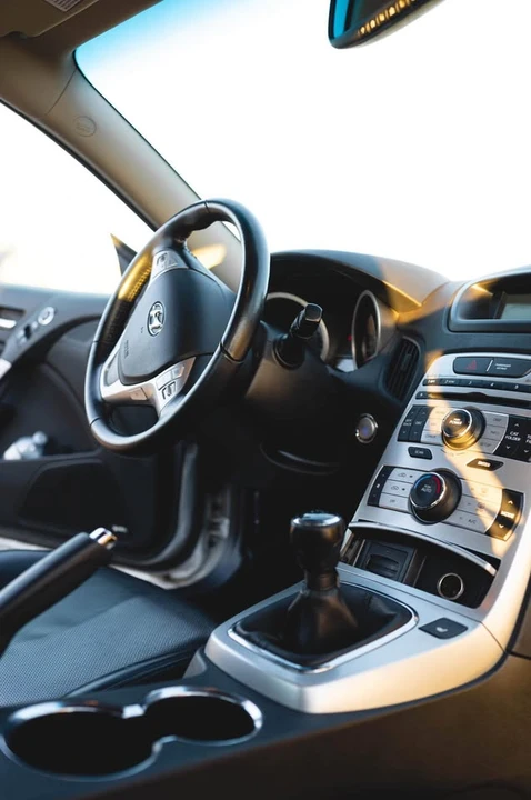 2010 Hyundai Genesis Coupe - Image 11 of 17