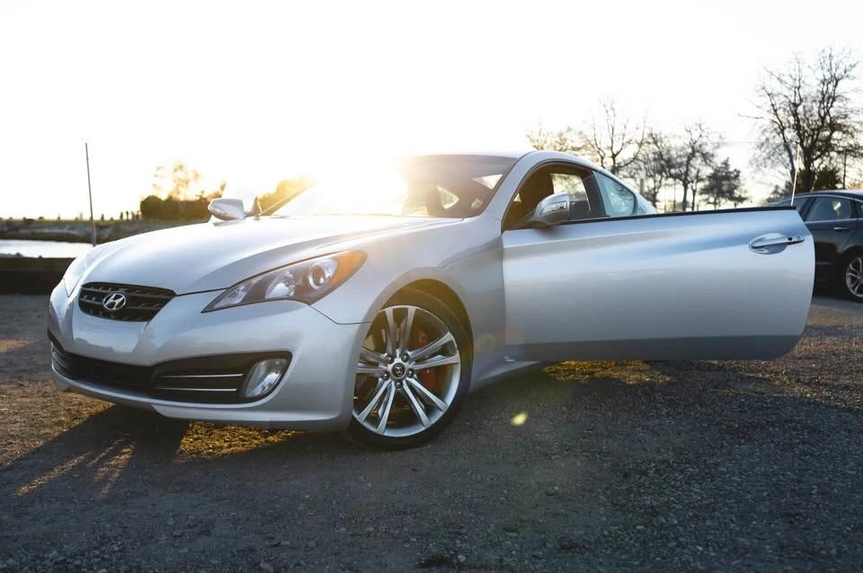 2010 Hyundai Genesis Coupe - Image 4 of 17