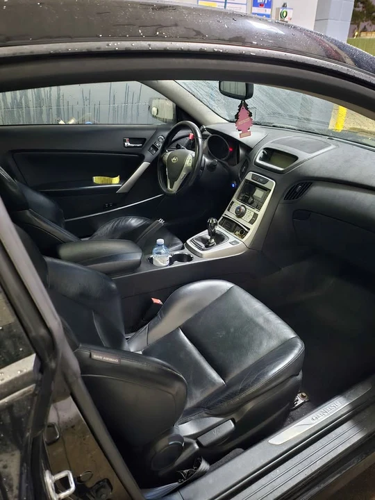 2010 Hyundai Genesis Coupe - Image 8 of 11
