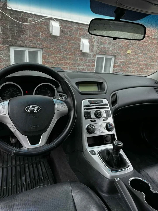 2010 Hyundai Genesis Coupe - Image 5 of 7