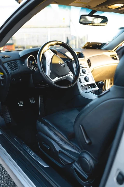 2010 Hyundai Genesis Coupe - Image 10 of 17