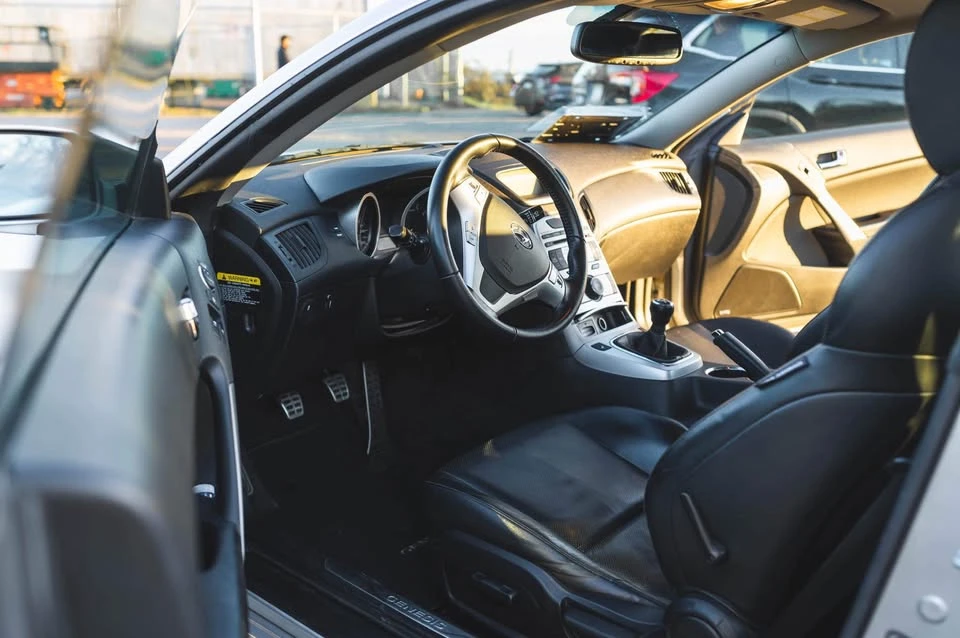 2010 Hyundai Genesis Coupe - Image 9 of 17
