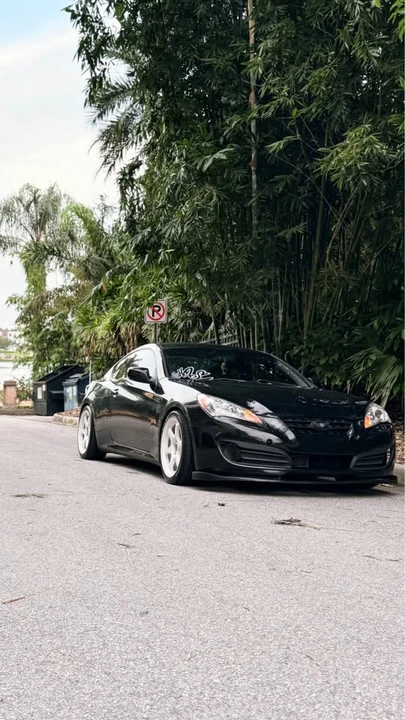 2010 Hyundai Genesis Coupe - Image 2 of 3
