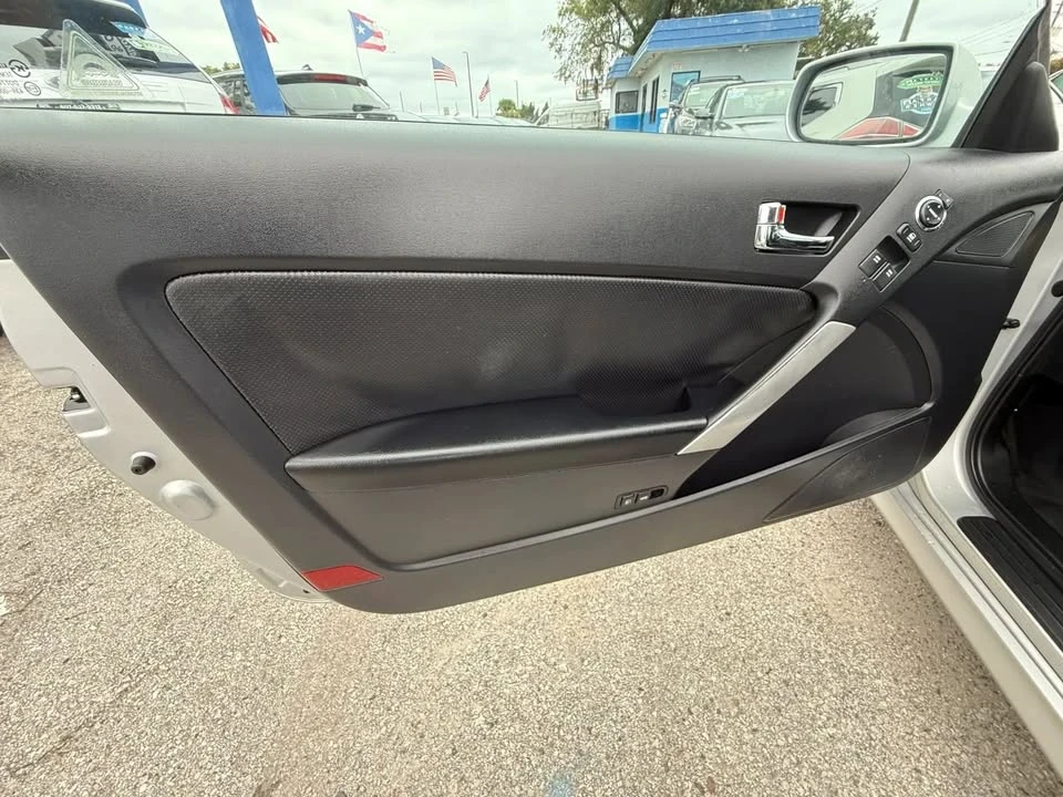 2010 Hyundai Genesis Coupe - Image 14 of 17