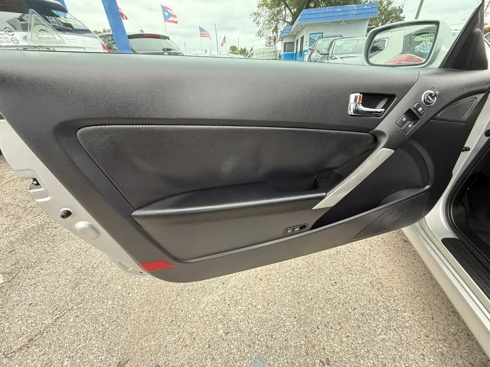 2010 Hyundai Genesis Coupe - Image 14 of 17