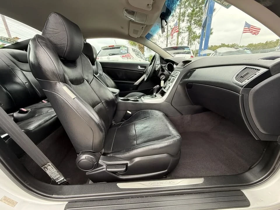 2010 Hyundai Genesis Coupe - Image 9 of 17