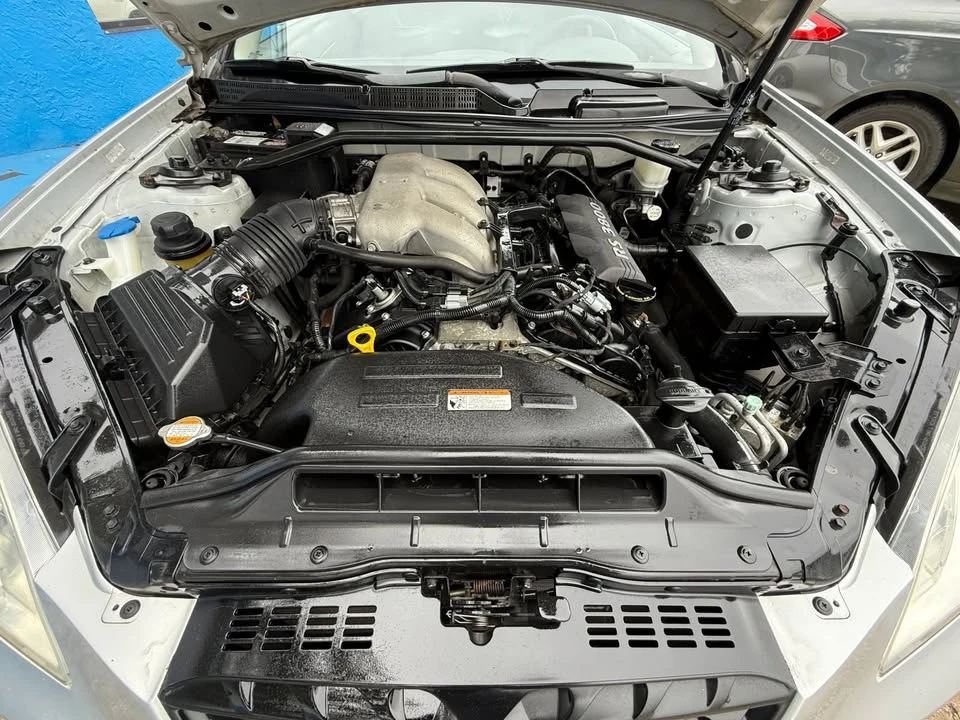 2010 Hyundai Genesis Coupe - Image 16 of 17