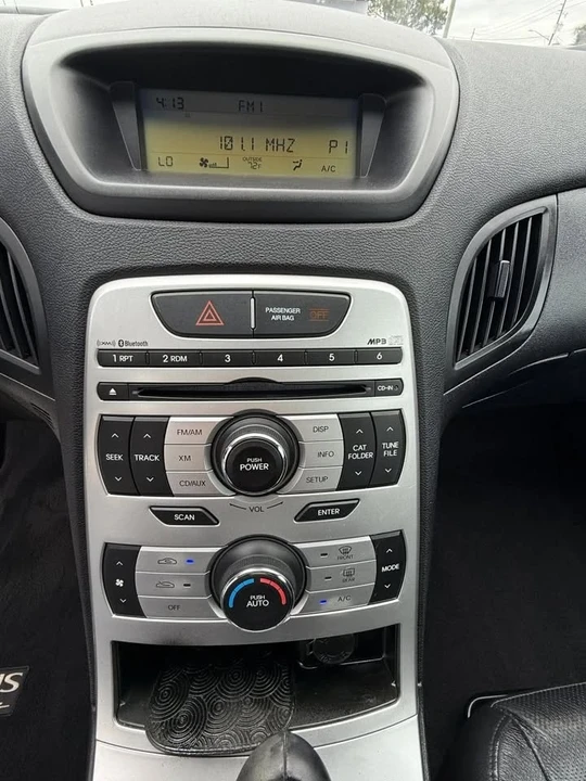 2010 Hyundai Genesis Coupe - Image 11 of 17