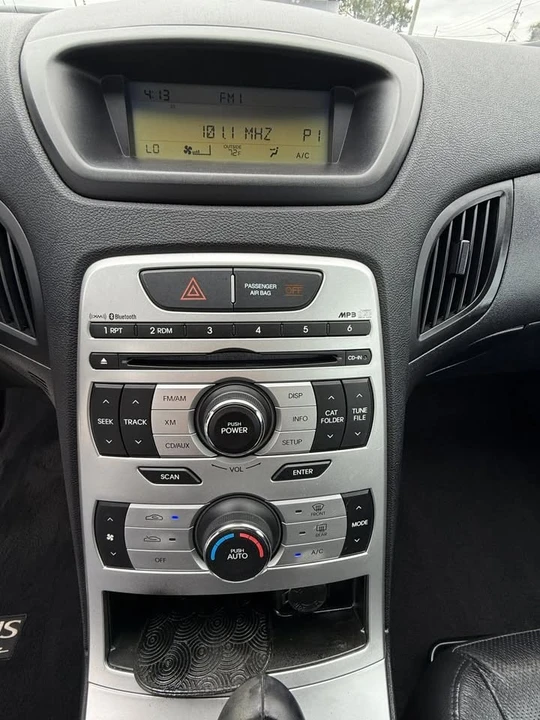 2010 Hyundai Genesis Coupe - Image 11 of 17