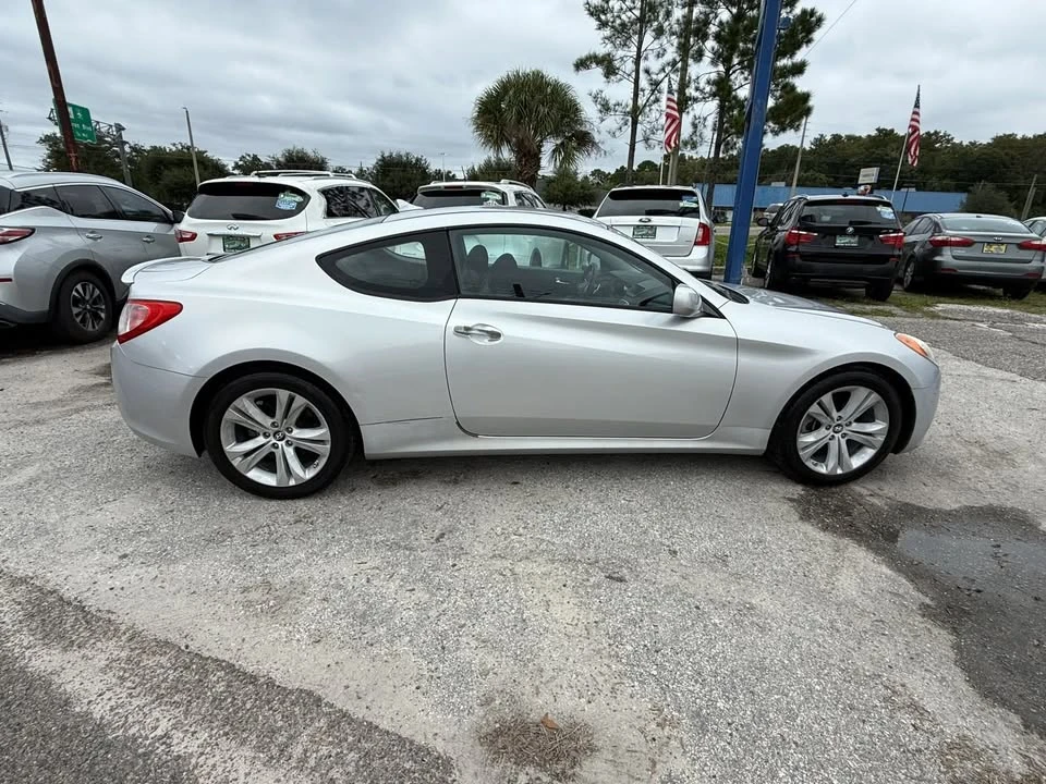 2010 Hyundai Genesis Coupe - Image 8 of 17