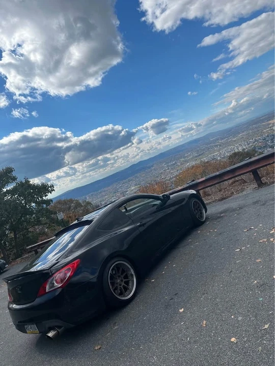 2010 Hyundai Genesis Coupe - Image 2 of 8