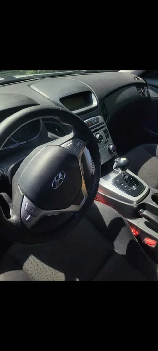 2010 Hyundai Genesis Coupe - Image 5 of 6