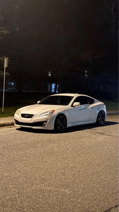 2010 Hyundai Genesis Coupe - Image 2 of 8