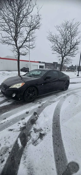 2010 Hyundai Genesis Coupe - Image 3 of 8
