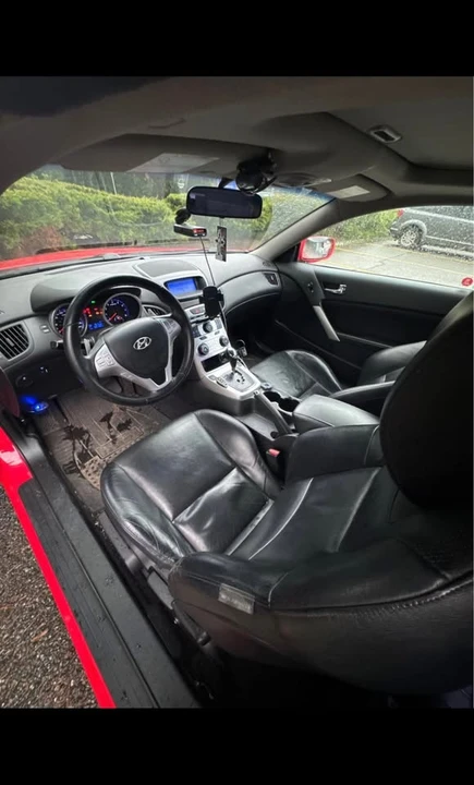 2010 Hyundai Genesis Coupe - Image 8 of 10
