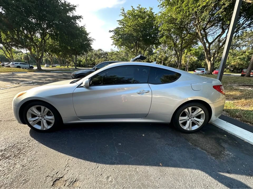 2010 Hyundai Genesis Coupe - Image 2 of 10