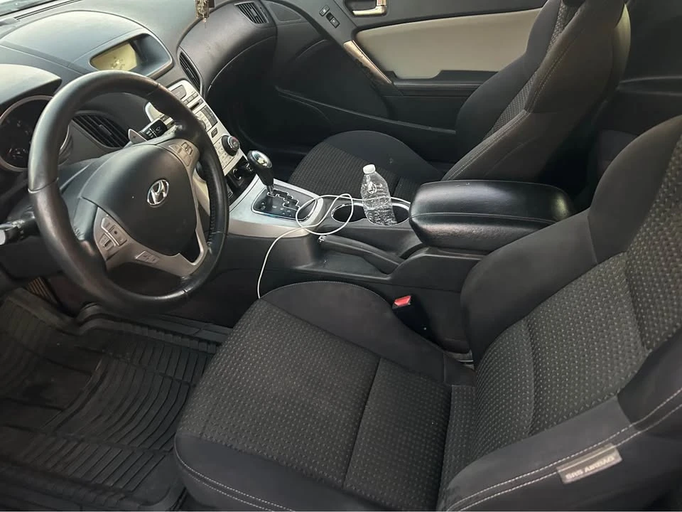 2010 Hyundai Genesis Coupe - Image 6 of 11