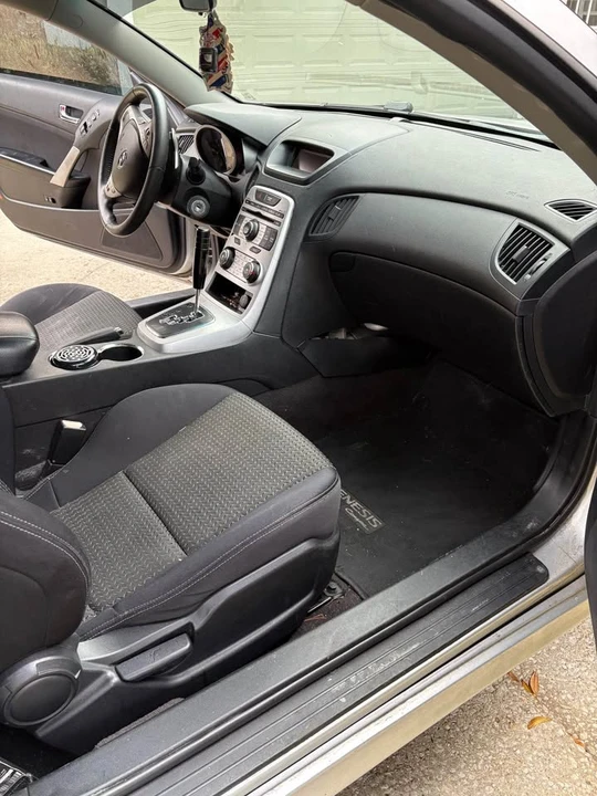 2010 Hyundai Genesis Coupe - Image 6 of 7