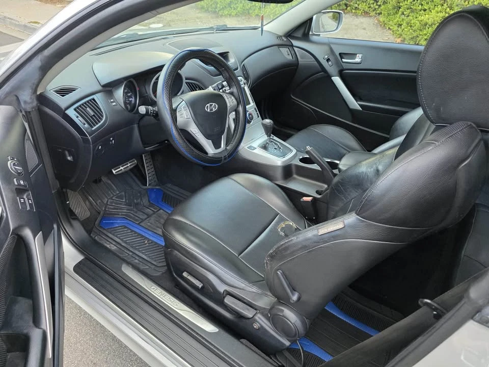 2010 Hyundai Genesis Coupe - Image 17 of 19