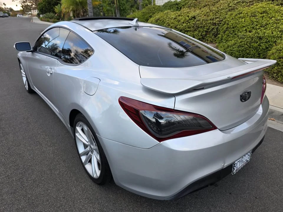 2010 Hyundai Genesis Coupe - Image 13 of 19