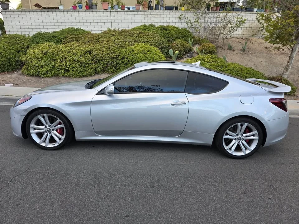 2010 Hyundai Genesis Coupe - Image 2 of 19