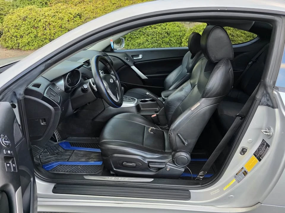 2010 Hyundai Genesis Coupe - Image 11 of 19