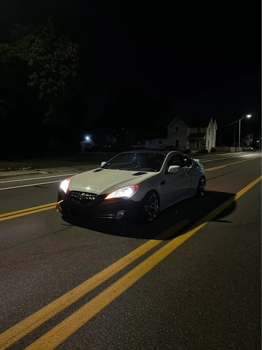 2010 Hyundai Genesis Coupe - Image 2 of 5