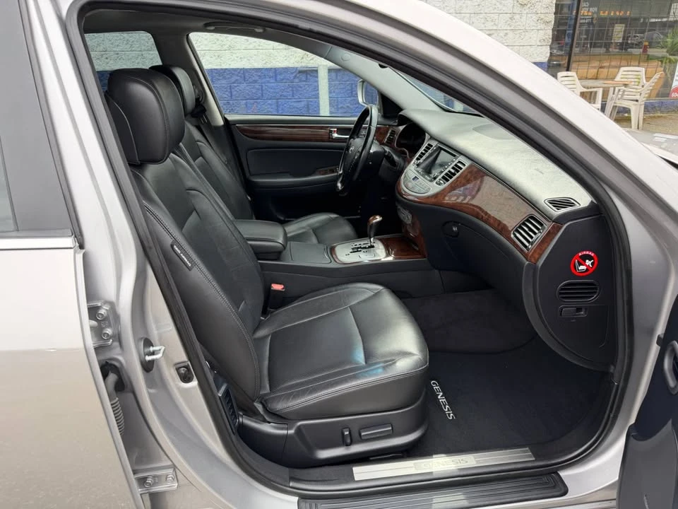 2010 Hyundai Genesis - Image 13 of 20