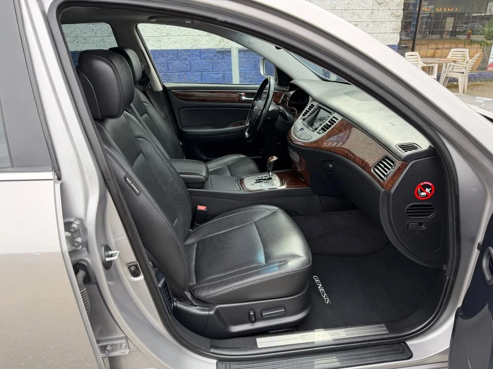 2010 Hyundai Genesis - Image 13 of 20