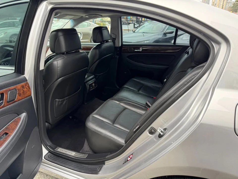 2010 Hyundai Genesis - Image 11 of 20