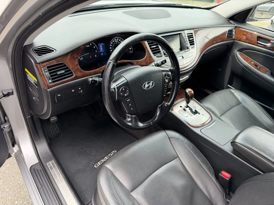 2010 Hyundai Genesis - Image 10 of 20
