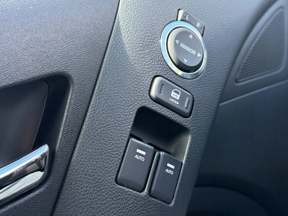 2010 Hyundai Genesis - Image 13 of 20