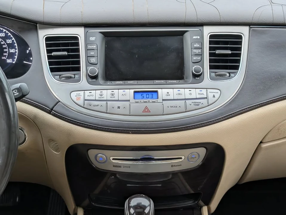 2010 Hyundai Genesis - Image 14 of 17