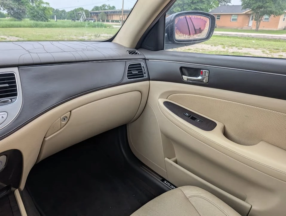 2010 Hyundai Genesis - Image 15 of 17