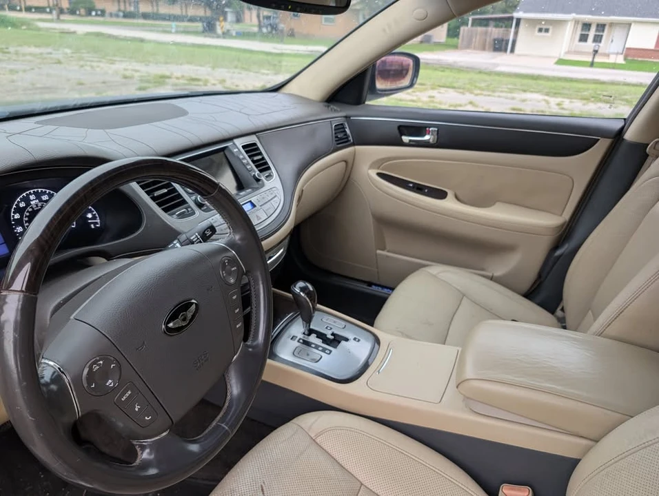 2010 Hyundai Genesis - Image 9 of 17