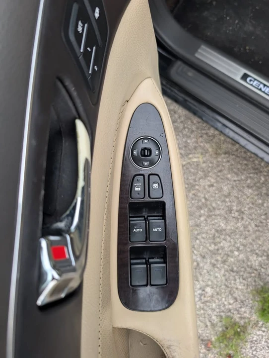 2010 Hyundai Genesis - Image 12 of 17