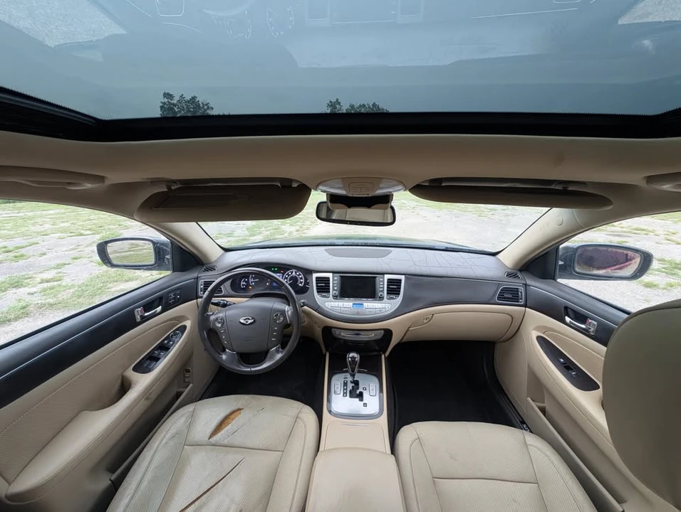 2010 Hyundai Genesis - Image 13 of 17